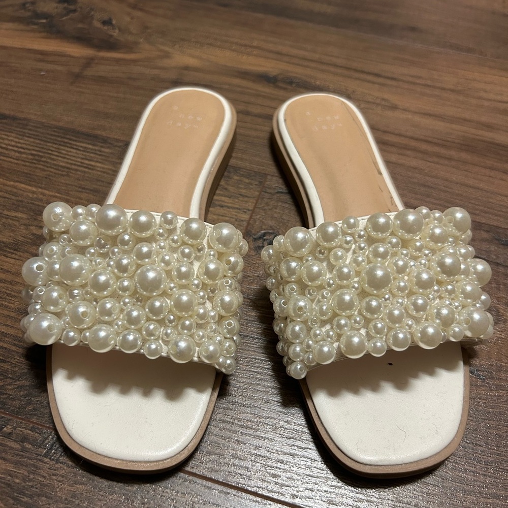 Women’s pearl slides